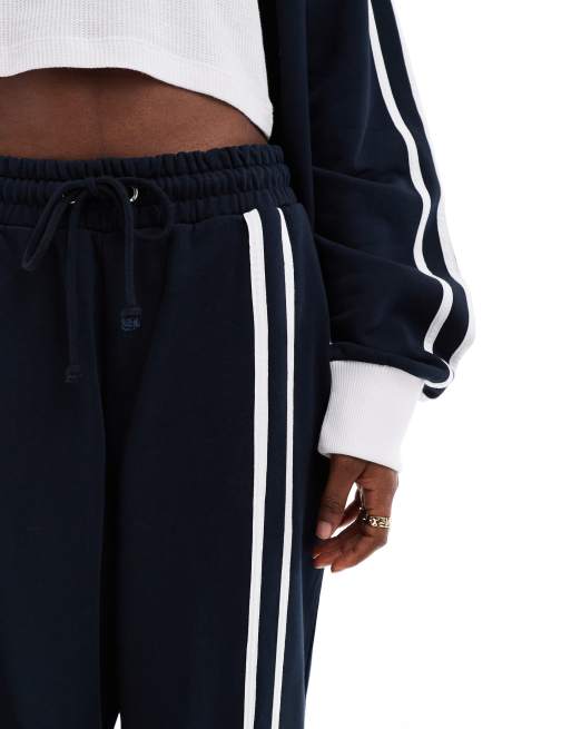 COLLUSION Unisex – Locker geschnittene Jogginghose in Marineblau und Braun, Kombiteil, 4 von 4