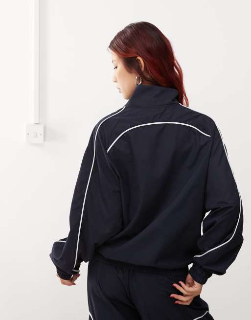 COLLUSION – Unisex – Marinblå jacka i nylon med kontrastsömmar och tryck, del av set, 4 av 4