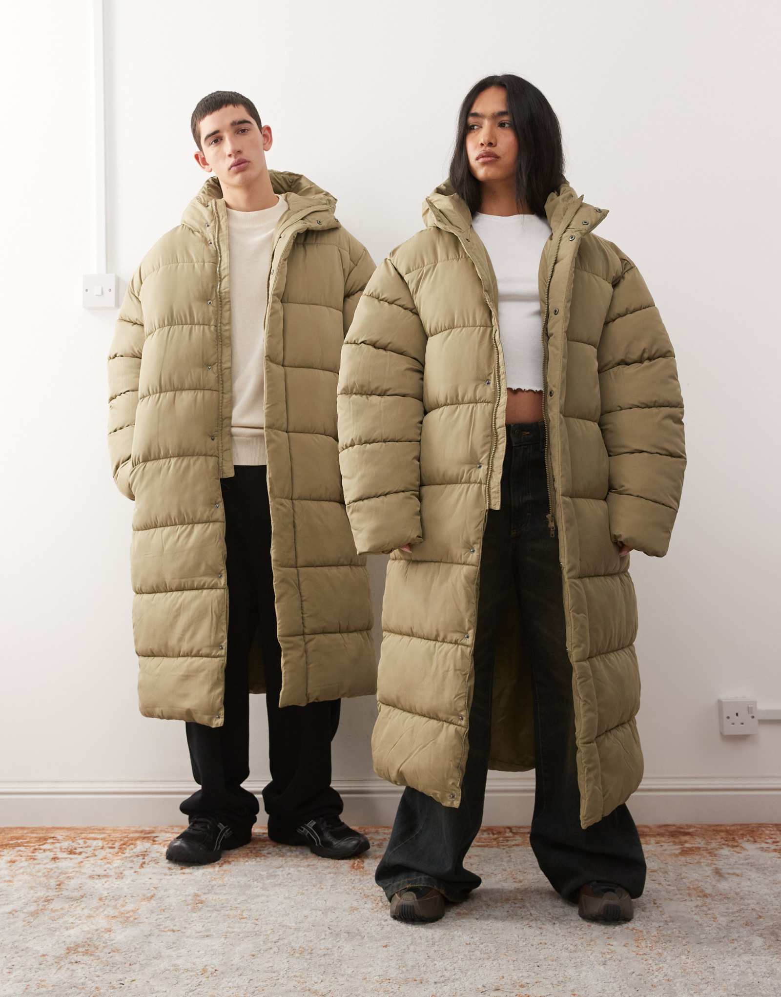 Длинное пуховое пальто в стиле унисекс от COLLUSION светло-зеленого цвета