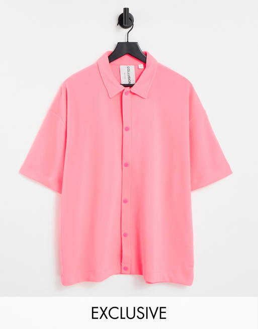COLLUSION Unisex – Neonrosa, bredribbad skjorta i oversize med korta ärmar