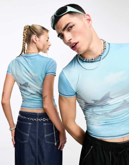 COLLUSION Unisex – Niebieski krótki obcisły T-shirt z motywem delfina, 4 z 4