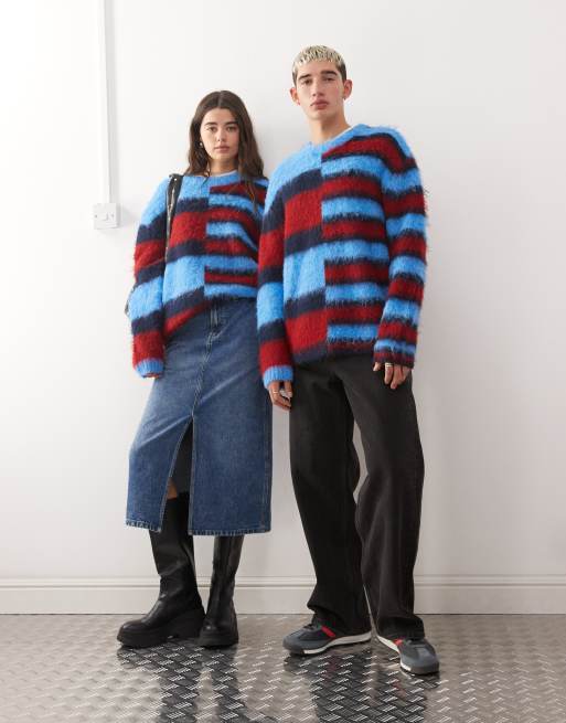 COLLUSION Unisex – Niebiesko-czerwony sweter z miękkiej dzianiny w asymetryczne paski, 2 z 4