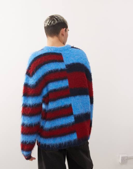 COLLUSION Unisex – Niebiesko-czerwony sweter z miękkiej dzianiny w asymetryczne paski, 4 z 4