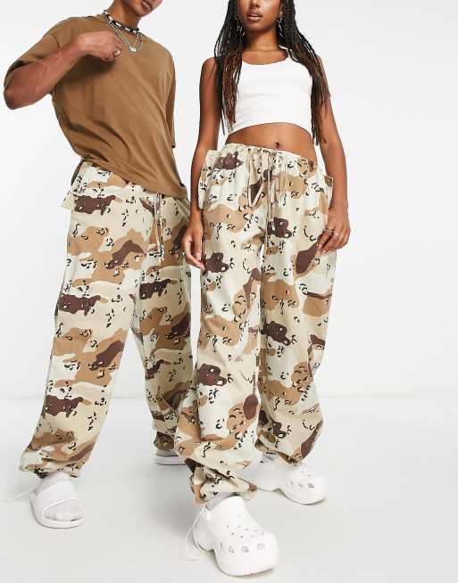 COLLUSION Unisex – Oversize-Cargohose in Braun mit Military-Muster in verwaschener Optik
