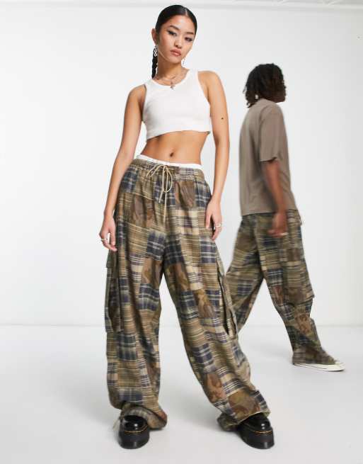 COLLUSION Unisex – Oversize-Fallschirmcargohose in Khaki mit Patchworkdesign und Aufnähern, Kombiteil