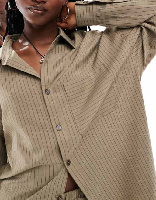 COLLUSION Unisex – Oversize-Hemd in Braun mit Nadelstreifen, Kombiteil, 2 von 4