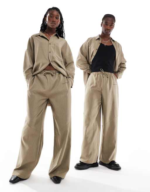 COLLUSION Unisex – Oversize-Hemd in Braun mit Nadelstreifen, Kombiteil, 4 von 4