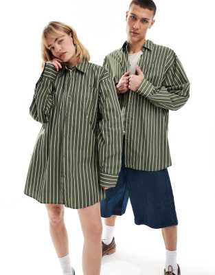 COLLUSION Unisex - Oversize-Hemd in gestreiftem Khaki-Grün