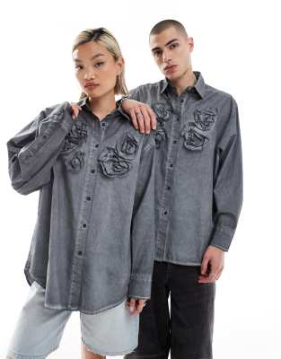 COLLUSION Unisex - Oversize-Hemd mit Ansteckblumen-Detail-Grau