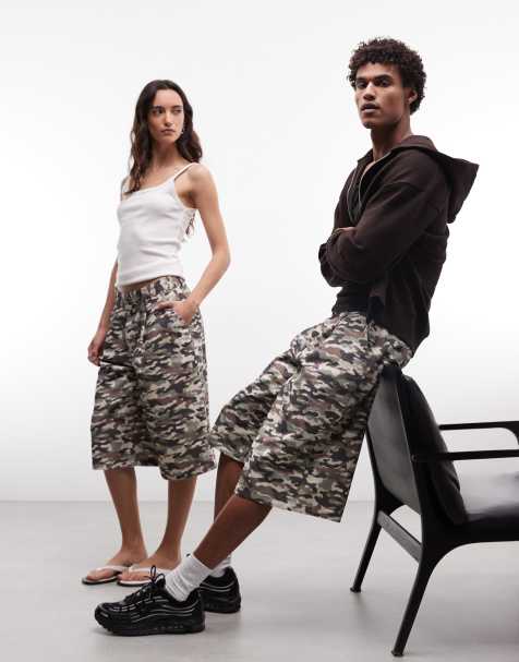 COLLUSION Unisex - Pantalones cortos de corte alargado con estampado de camuflaje - view 1