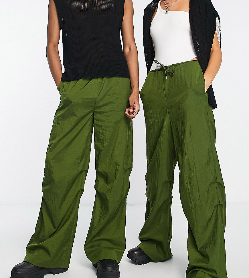 COLLUSION Unisex parachute cargo trousers with ruching in khaki-Green