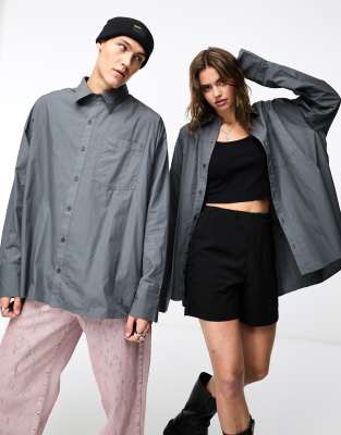 COLLUSION Unisex - Plissiertes Hemd in Super-Oversize-Design in Anthrazit-Grau