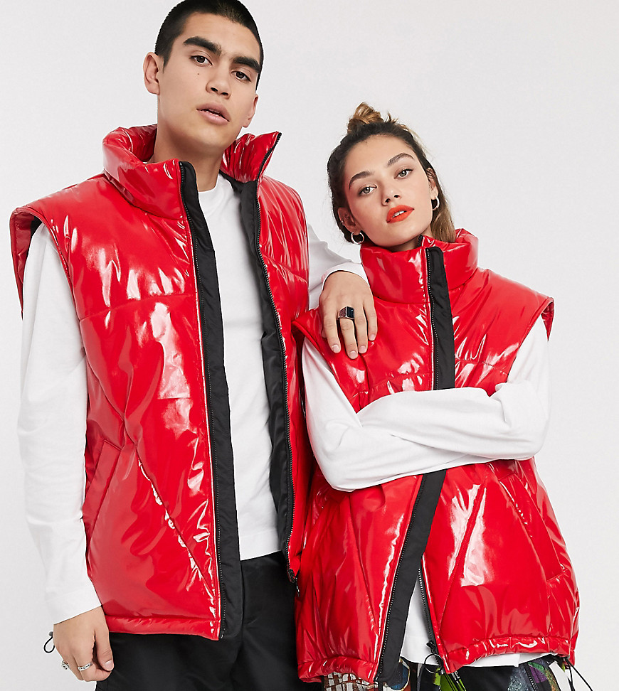 COLLUSION Unisex red vinyl puffer gilet in red-Rood