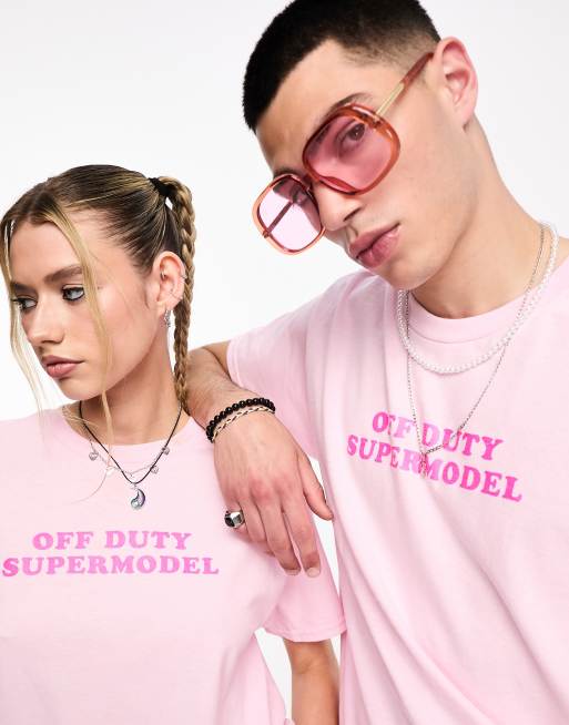 COLLUSION Unisex – Różowy T-shirt z napisem „Off-duty Supermodel”