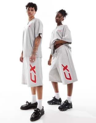 COLLUSION Unisex - Shorts im Skater-Schnitt in Kalkgrau mit rotem Aufdruck, Kombiteil