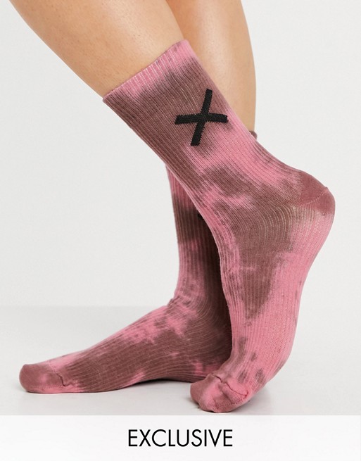COLLUSION Unisex socks in pink tie dye