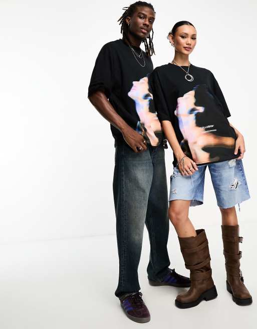 COLLUSION Unisex - Sort T-shirt med print fortil