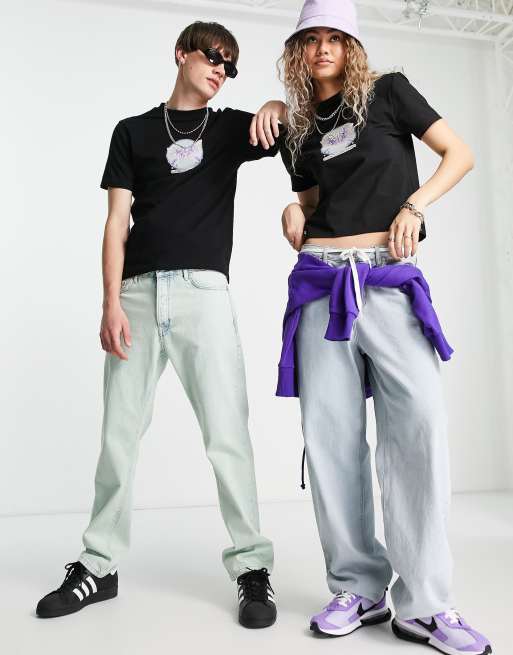 COLLUSION Unisex - Sort T-shirt med sommerfugleprint i slim fit