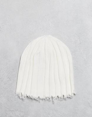 COLLUSION Unisex - Strickmütze in Weiß mit Zopfmuster und offenem Ziersaum