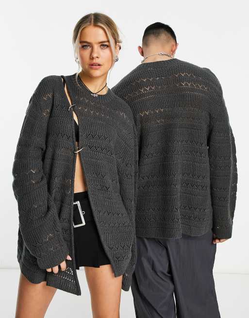 COLLUSION – Unisex – Strickpullover in Anthrazitgrau mit Schlitz vorne und Hardware-Details