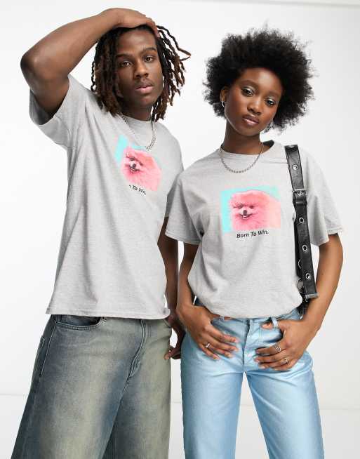 COLLUSION Unisex – T-Shirt in Kalkgrau mit „Born To Win“-Print