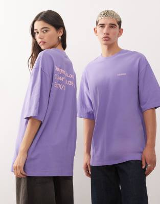 COLLUSION Unisex - T-Shirt in Lila mit Rückenprint-Rosa