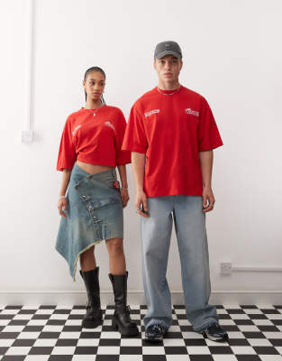 COLLUSION Unisex - T-Shirt in Rot mit Skater-Schnitt und offizieller „Lily Wayne"-Grafik am Rücken