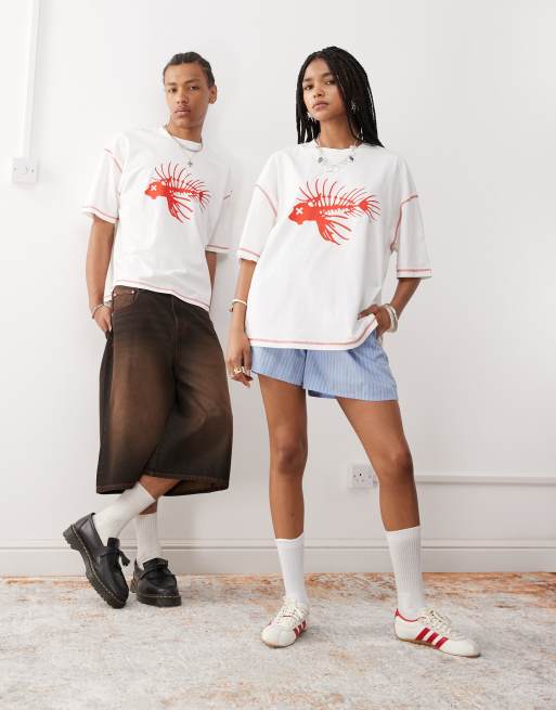 COLLUSION Unisex – T-Shirt in Weiß mit Ziernaht und Fisch-Print, 4 von 4