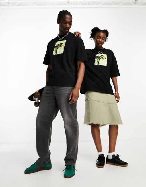 COLLUSION Unisex – T-Shirt mit Skater-Passform in Schwarz mit Fotoprint