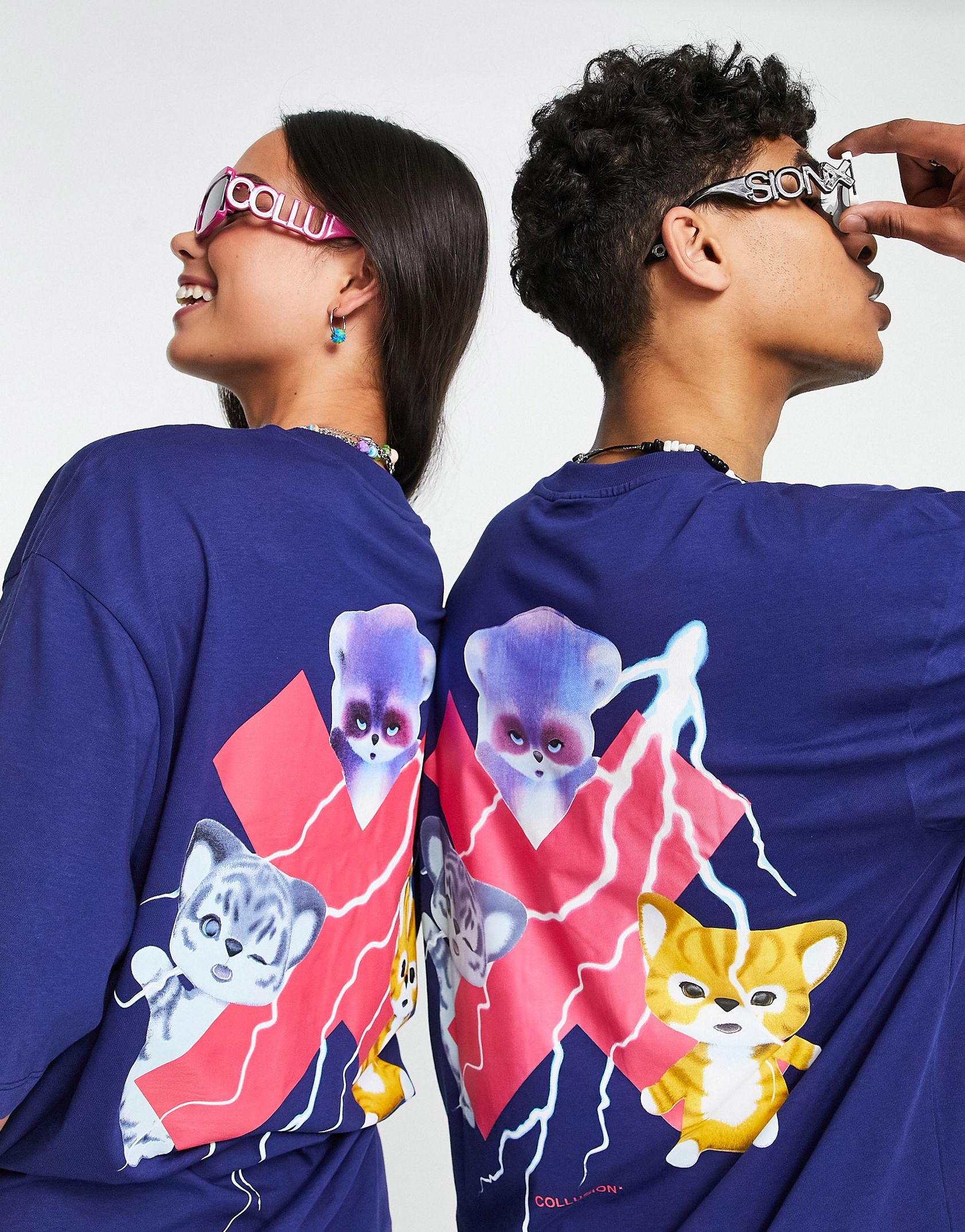 コリュージョン レディース Tシャツ トップス COLLUSION Unisex t-shirt with cat logo back print  in purple PURPLE 欲しいの