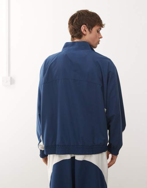 COLLUSION Unisex - Top sportivo in nylon blu con grafica in coordinato, 3 di 4