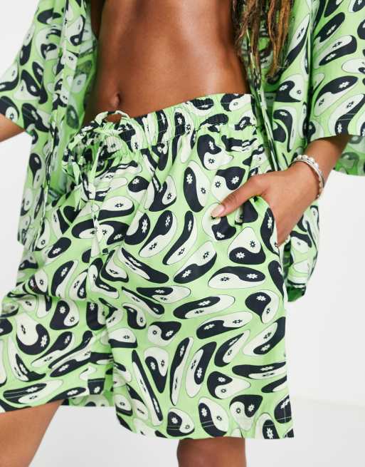 COLLUSION Unisex yin yang print beach short co ord in green, 2 of 4