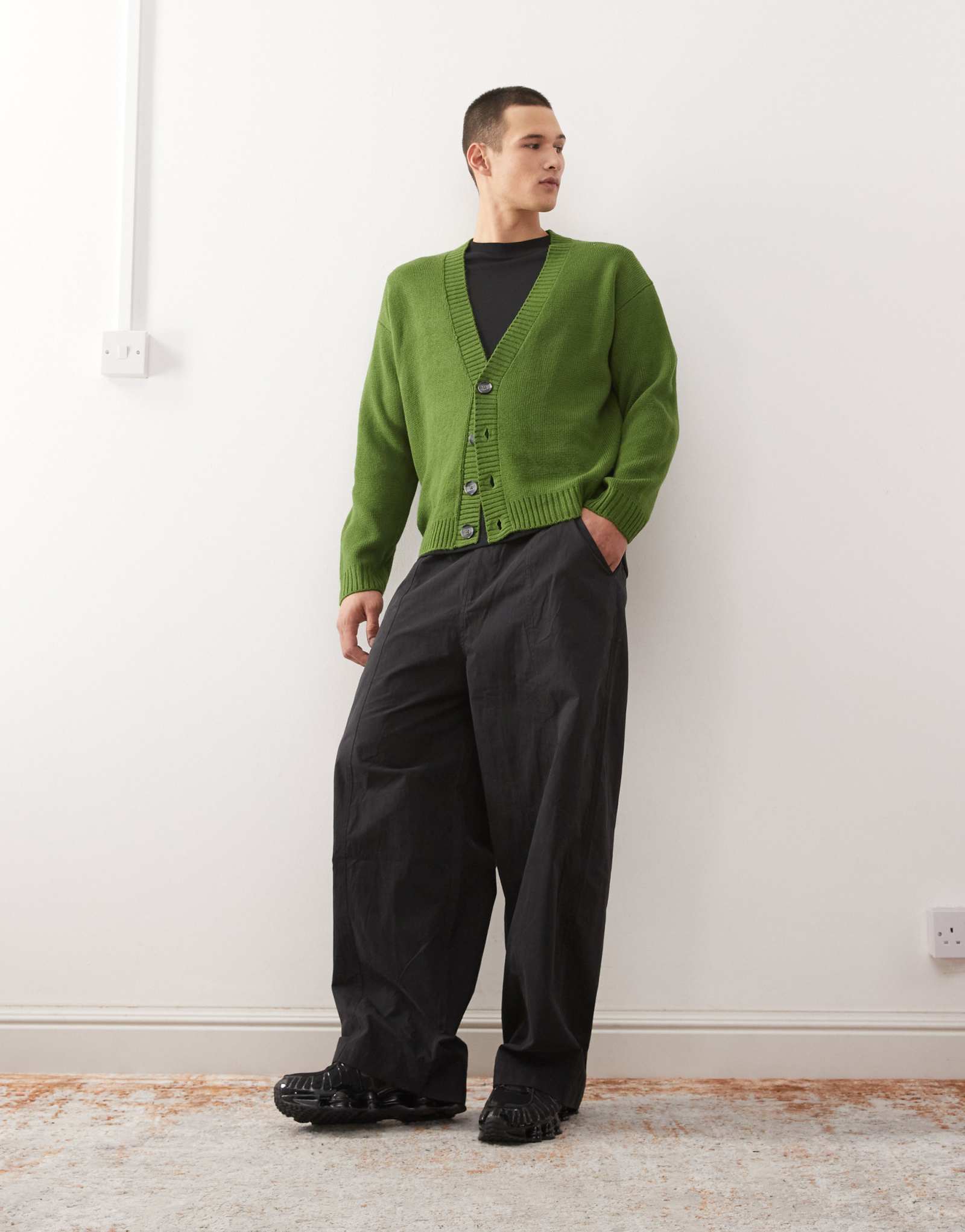 Объемный вязаный кардиган с v-образным вырезом цвета хаки