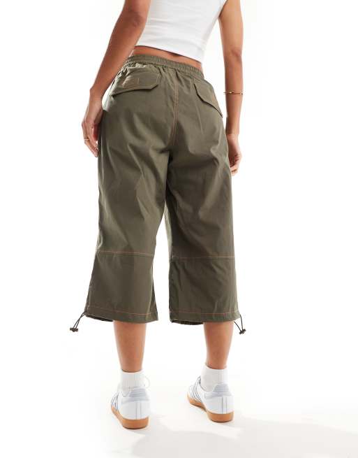 COLLUSION – Verkürzte Skater-Schlupfhose in Khaki mit niedrigem Bund, 2 von 5