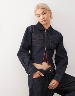 Veste en jean ajustée cintrée à la taille avec boucle au dos - Délavage léger-Bleu marine XS