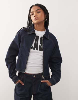 COLLUSION - Veste en jean ajustée et cintrée au dos à surpiqûres orange et rose - Brut-Bleu marine