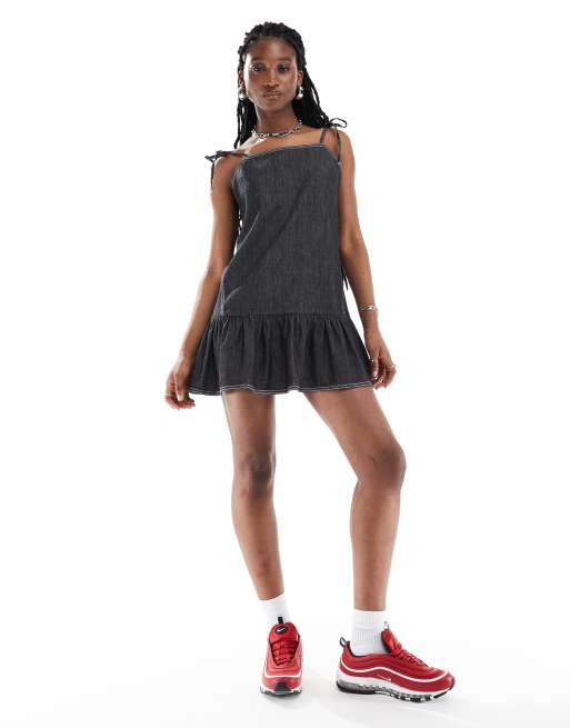 COLLUSION - Vestito corto in denim leggero nero slavato con spalline annodate