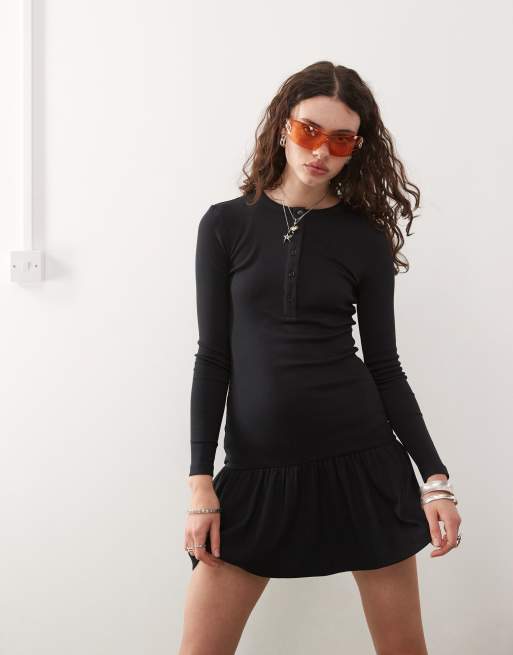 COLLUSION - Vestito corto in maglia serafino nero con vita scesa, 2 di 4