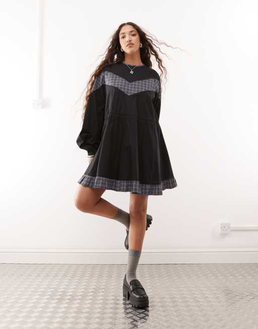 COLLUSION - Vestito grembiule corto a quadri color nero e grigio