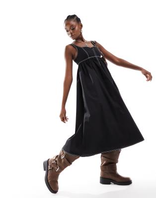 COLLUSION - Vestito grembiule lungo in cotone nero con intaglio sullo scollo