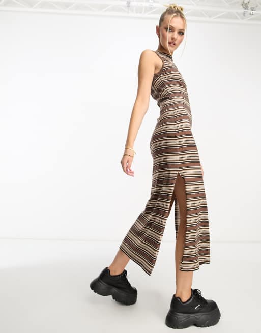 Collusion - Vestito lungo marrone a righe con intaglio sullo scollo 