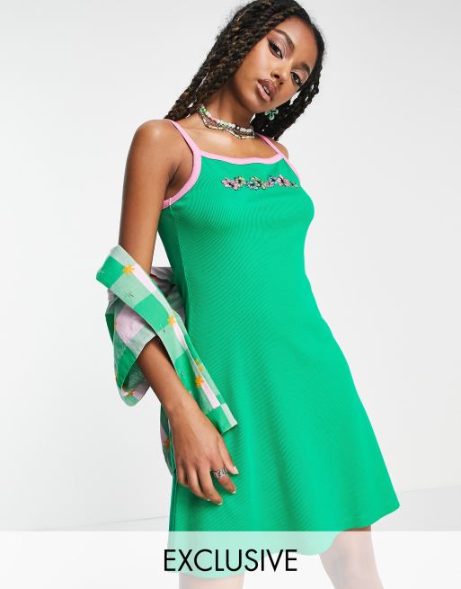 COLLUSION - Vestito skater corto a canottiera verde con ricamo di fiori 