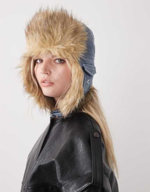 COLLUSION – Vintage-Trappermütze aus Denim in mittelblauer Waschung mit Besatz aus Kunstpelz