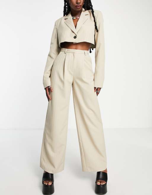 COLLUSION – Set in Neutral aus Blazer mit kurzem Schnitt und Hose mit weitem Bein und Streifen, 2 von 2