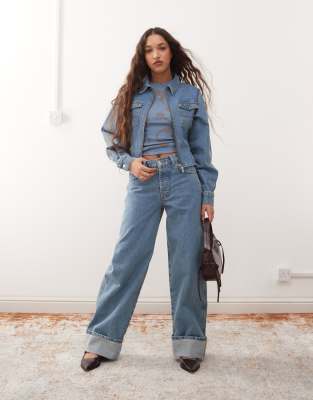 COLLUSION - Weite, umgeschlagene Jeans in mittelblauer Waschung, Kombiteil