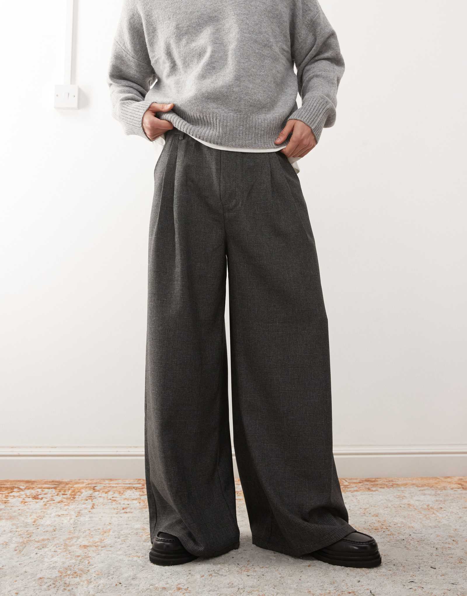 Широкие брюки в клетку COLLUSION серого цвета