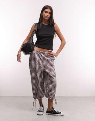 Collusion Woven Capri Pants In Pink