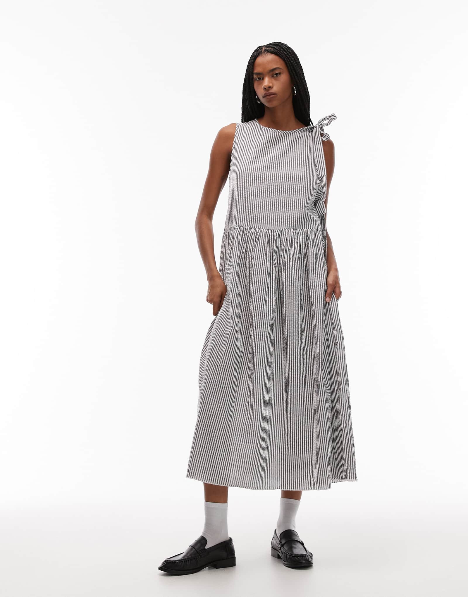 Облегающее платье миди с завязками на шее в серую и белую полоску