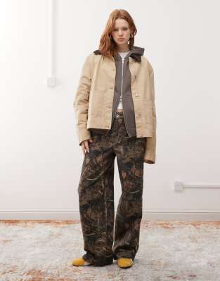 COLLUSION x 002 - Weite Jeans mit Military-Baum-Muster-Bunt