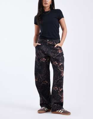 COLLUSION x 002 - Weite Jeans mit Military-Baum-Muster-Grün